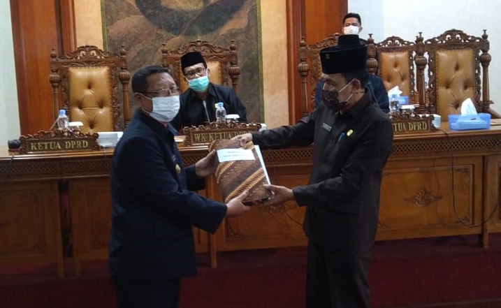Bupati Tulungagung Maryoto Birowo menyerahkan LKPJ ke DPRD.