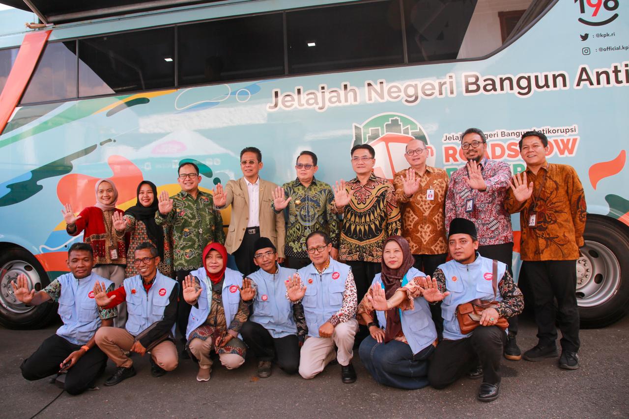 Roadshow Bus “Jelajah Negeri Bangun Antikorupsi” tiba di Surabaya