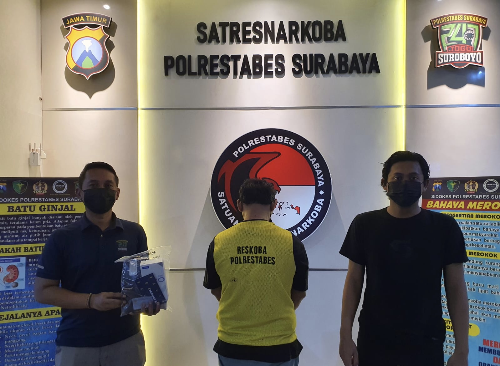 Pria berinisial KB ditangkap Satuan Reserse narkoba Polrestabes Surabaya