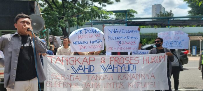 Jaringan Kawal Jawa Timur (Jaka Jatim) melakukan aksi di depan Dinas Pendidikan Jawa Timur, Senin (06/03/2023)