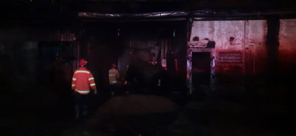 Pabrik serbuk kayu di Dusun, Ngablak, Desa Gempol, Menganti, Gresik hangus terbakar