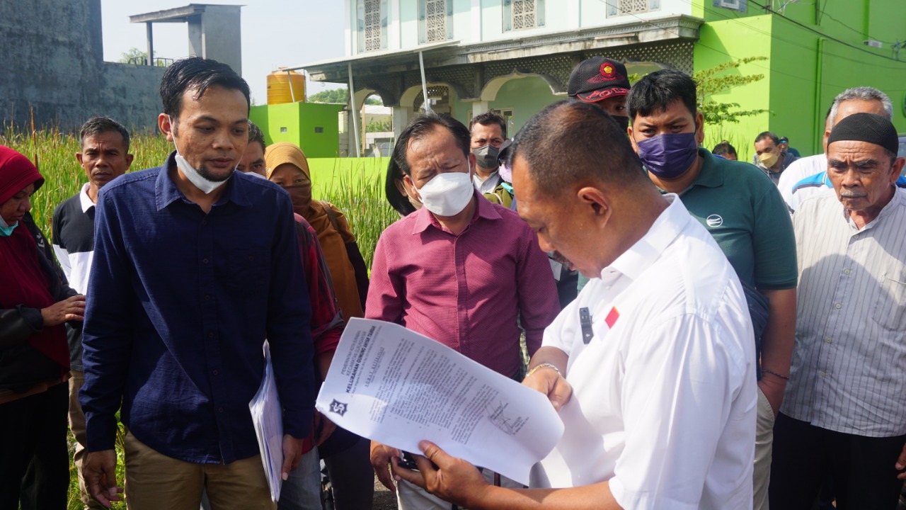 Wakil Walikota Surabaya Armuji menerima laporan dari warga di Perumahan Wisma Tirta Agung, Gunung Anyar Tambak