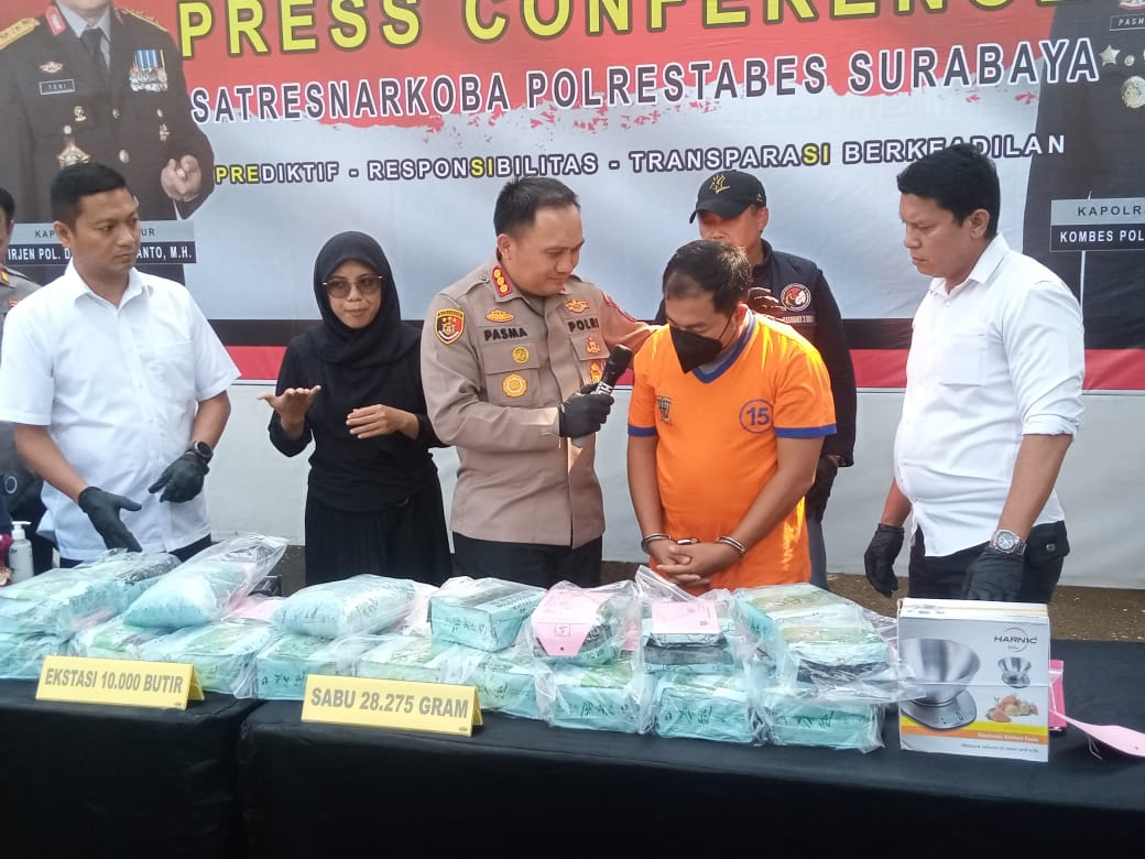 Satuan reserse narkoba (Satreskoba) Polrestabes Surabaya gelar press rilis dihalaman depan Mapolres