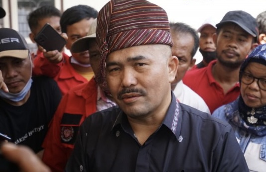 Kuasa Hukum keluarga Brigadir Nofriansyah Yosua Hutabarat, Kamaruddin Simanjuntak ditemui di RSUD Sungai Bahar mengawal proses autopsi Brigadir J. 