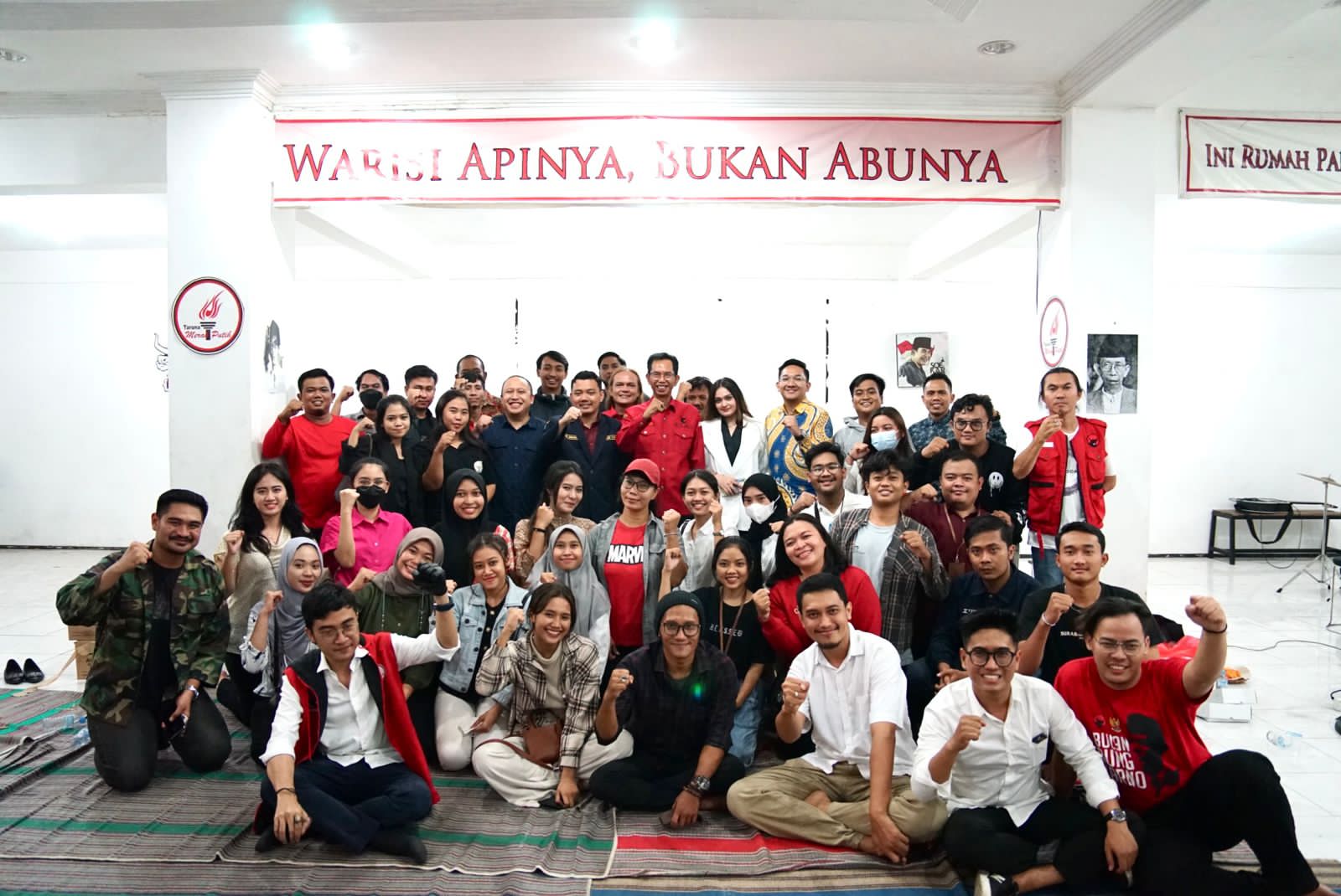 Diskusi bersama puluhan mahasiswa, pelajar, hingga pemuda di Rumah Juang TMP Kota Surabaya, Jalan Raya Darmo.