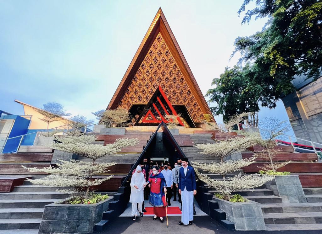 Masjid At Taufiq telah diresmikan Presiden Jokowi untuk mengenang sosok almarhum Taufik Kiemas yang dikenal sebagai nasionalis religius. (Instagram @jokowi)