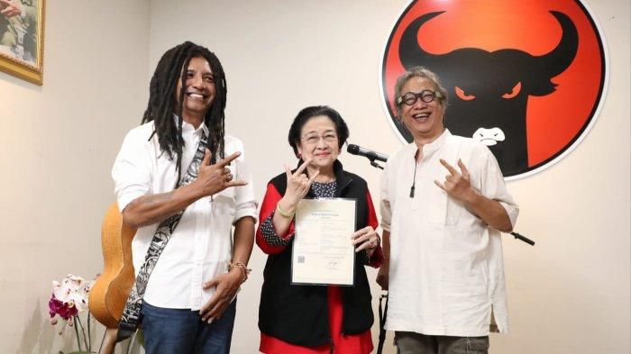 Perjumpaan budayawan Bambang Ekoloyo Butet Kartaredjasa dan penyanyi Sri Krishna Encik dengan Ketua Umum Megawati Soekarnoputri
