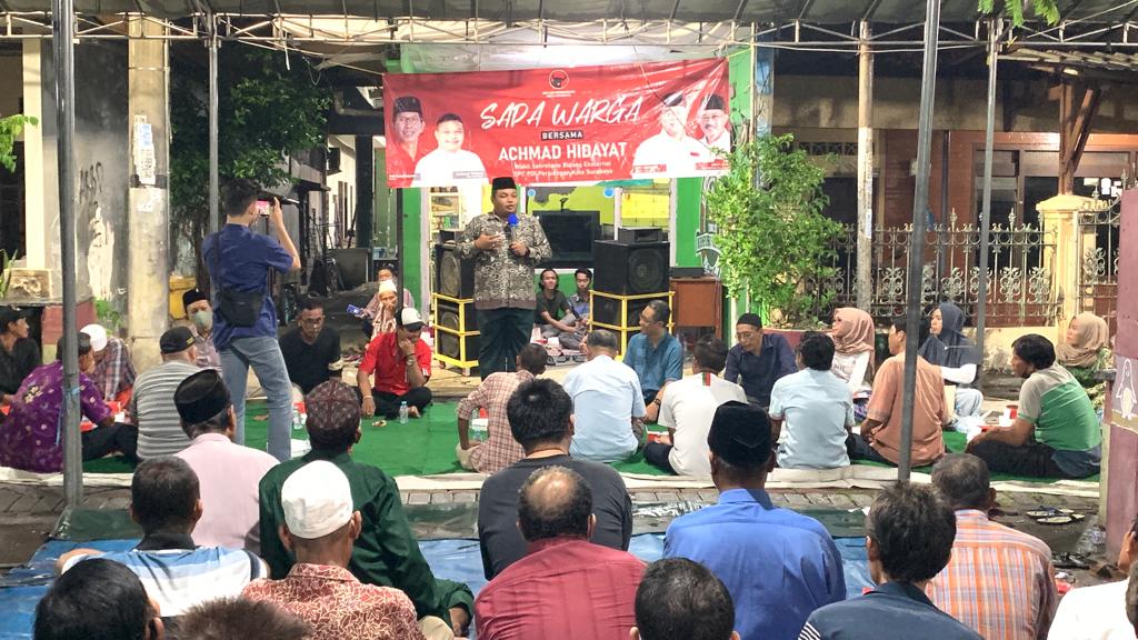 Wakil Sekretaris Dewan Pimpinan Cabang PDI Perjuangan Kota Surabaya Achmad Hidayat saat melakukan sapa warga
