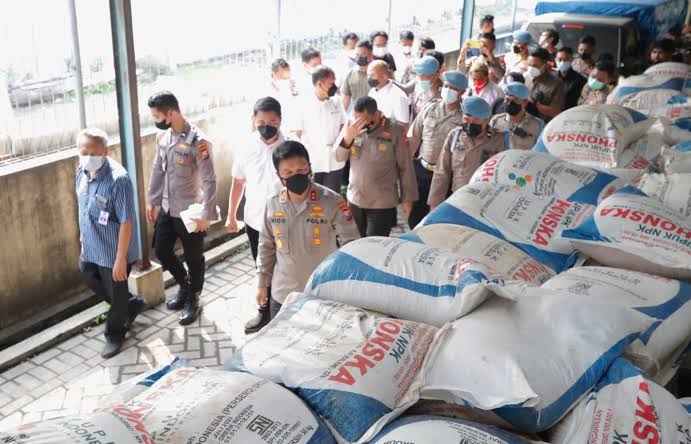 Kapolda Jatim, Irjen Pol Nico Afinta didampingi Direktur Reserse Kriminal Khusus Polda Jatim, Kombes Pol Farman dan Kabid Humas Polda Jatim, Kombes Dirmanto, saat melakukan pemeriksaan Barang Bukti 279,45 ton pupuk. 