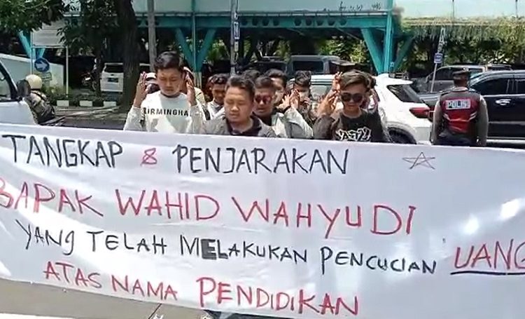 Belasan massa Gerakan Selamatkan Jawa Timur (Gas Jatim) berunjuk rasa mendesak agar Plt Kepala Dinas Pendidikan Provinsi Jatim yang juga tangan kanan Gubernur Jatim Khofifah ditangkap. Masaa berunjuk rasa di depan gerbang Kantor Dinas Pendidikan Provinsi 