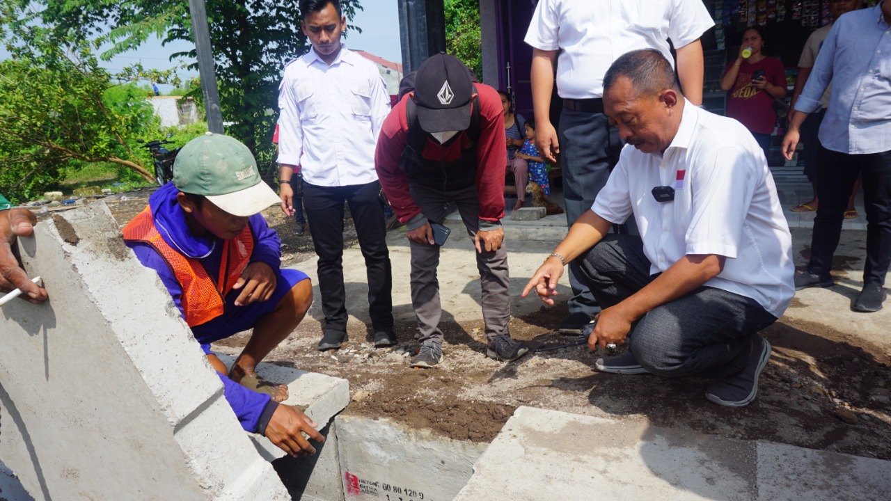 Wakil Walikota Armuji melakukan pengecekan pengerjaan box culvert