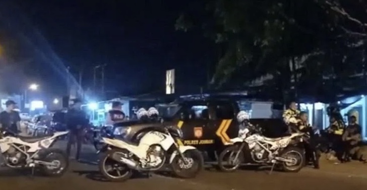 Polisi melakukan upaya penangkapan paksa terhadap MSAT atau Mas Bechi, anak kiai di Jombang