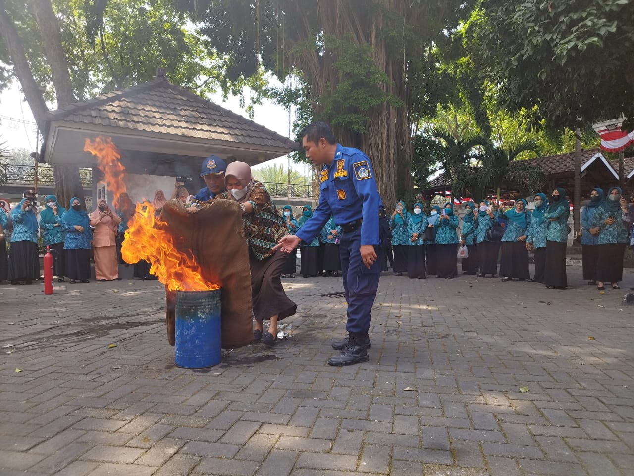 Dinas Pemadam Kebakaran (Damkar) Kabupaten Gresik memberikan pelatihan kepada Ibu-ibu PKK se Kabupaten Gresik