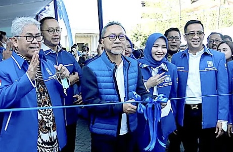 Ketum PAN Zulkifli Hasan saat membuka PANsar Murah di Surabaya