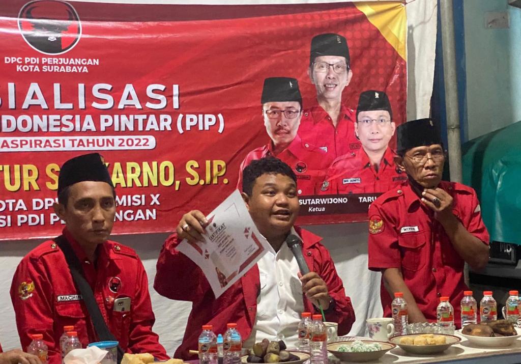 Kader-kader PDI Perjuangan Kecamatan Kenjeran, Kota Surabaya, mensosialisasikan pencairan beasiswa PIP (Program Indonesia Pintar) di kampung kedinding lor, Rabu (20/7/2022)