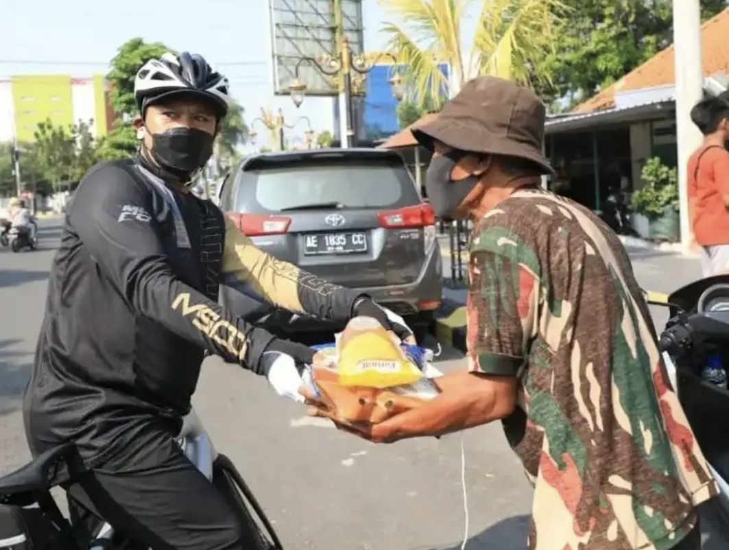 Walikota Madiun H. Maidi Saat Bersepeda Sambil Berbagi
