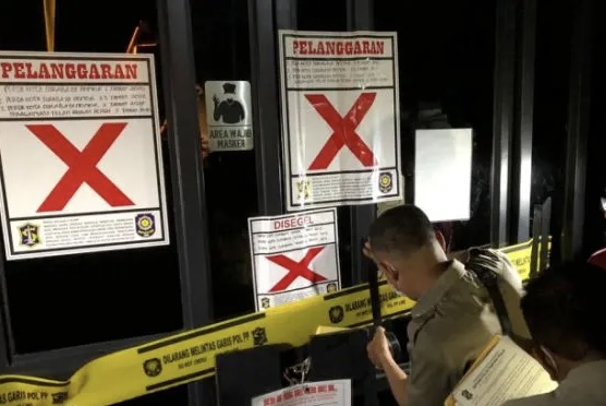 Petugas Satuan Polisi Pamong Praja Kota Surabaya melakukan penyegelan terhadap tiga outlet tempat hiburan malam Holywings