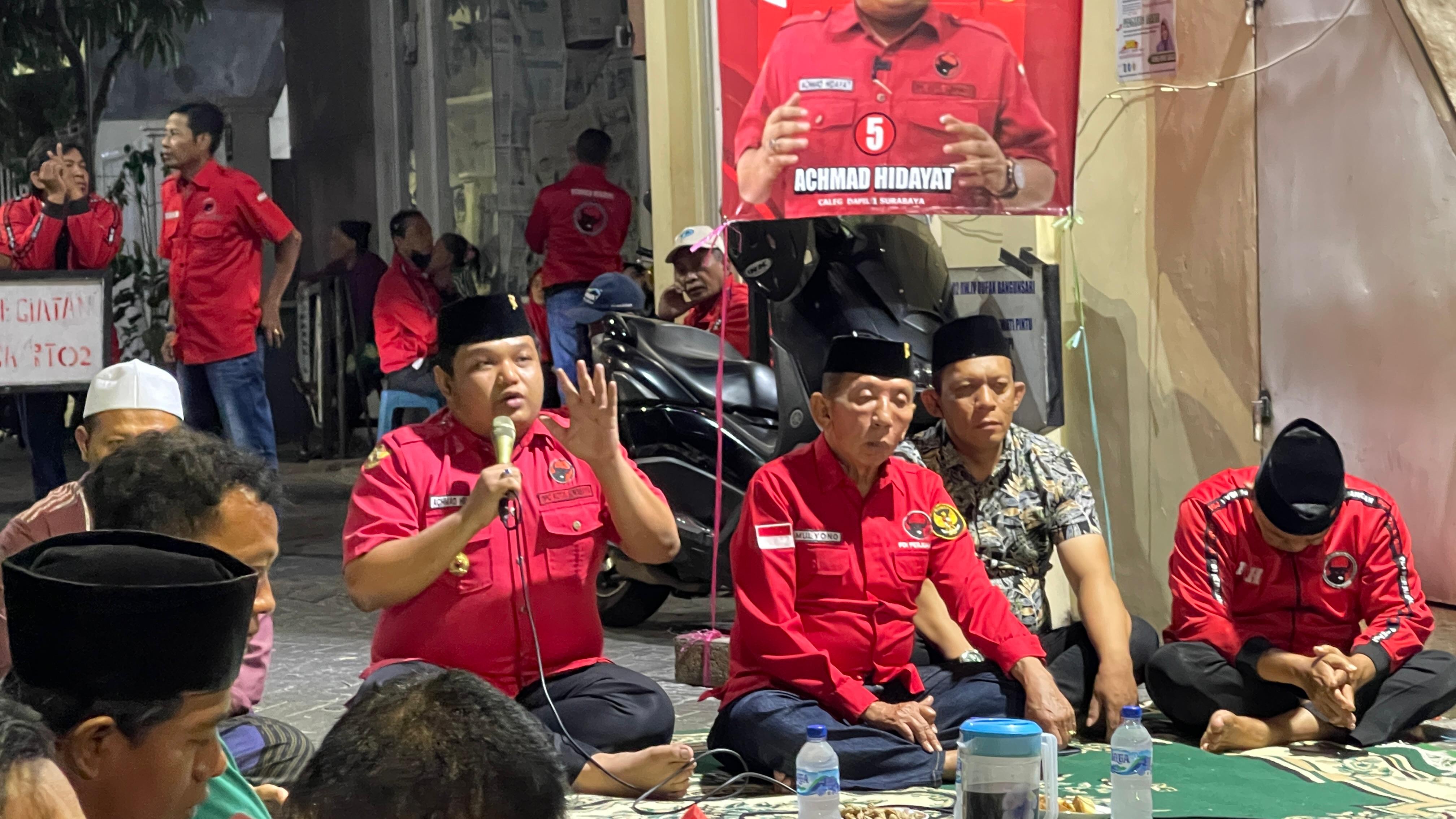 Achmad Hidayat bersama masyarakat kelurahan Dupak , Kecamatan Krembangan
