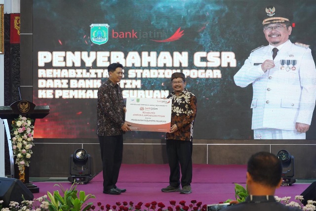 Perwakilan Bank Jatim memberikan bantuan CSR ke Pemkab Pasuruan. 