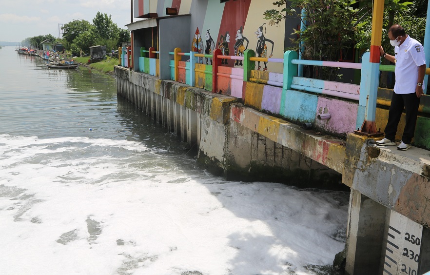 Wakil Wali Kota Surabaya Armuji saat meninjau Sungai Tambak Wedi, Rabu (24/3/2021). (Foto: Byta/Bacasaja.id)