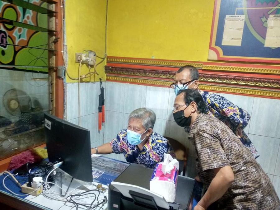 Camat Sawahan M. Yunus saat ngantor di balai RW Putat Jaya.