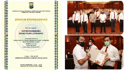 Penyerahan penghargaan dari Diresnarkoba Polda Jatim.