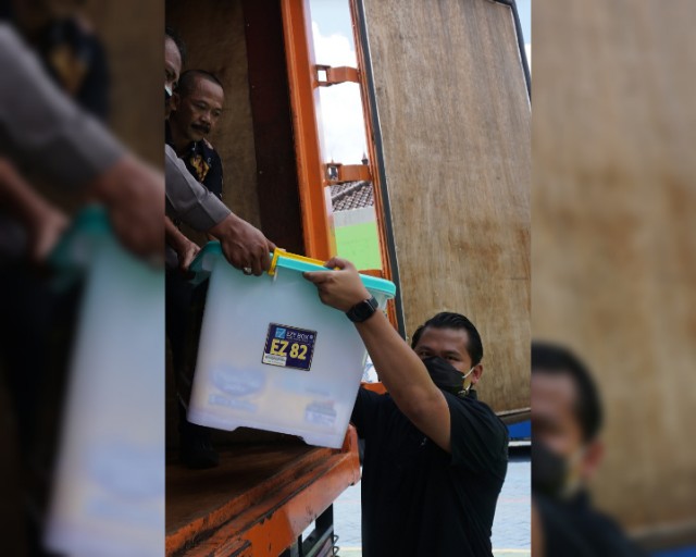 Petugas menata bantuan dalam truk.