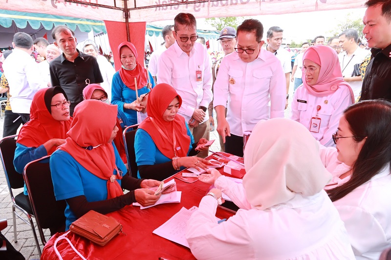 Pj. Gubernur Jatim, Penyaluran Bantuan Langsung Tunai (Dana Bagi Hasil Cukai Hasil Tembakau) di PT. HM SAMPOERNA Rungkut 2 Rabu 3 juli 2024 (foto: Kominfo)