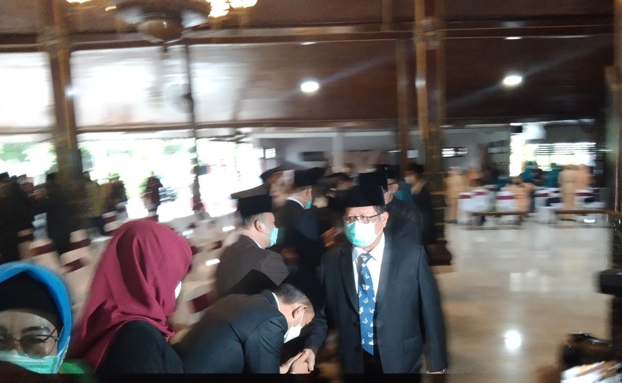 Bupati Tulungagung Maryoto Birowo memberikan selamat pada pejabat yang baru dilantik