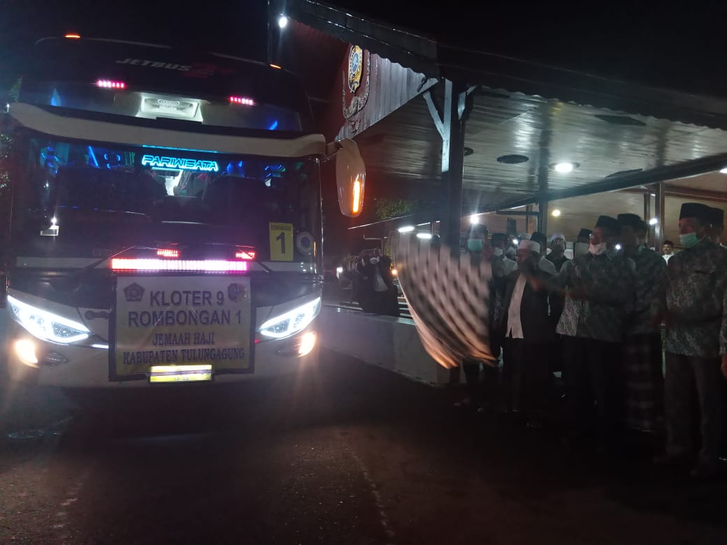Pelepasan rombongan CJH asal Tulungagung oleh Bupati Tulungagung, Maryoto Birowo (bawa bendera) di Pendopo Kabupaten Tulungagung Rabu (8/6/22) malam