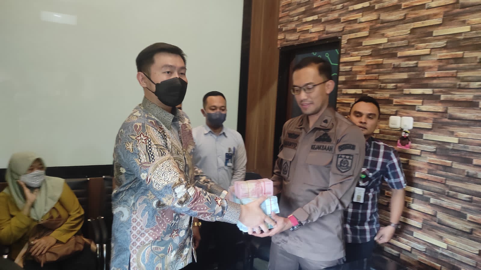Kejaksaan Negeri (Kejari) Tanjung Perak menerima uang kerugian negara yang dikorupsi oleh tersangka S merupakan Direktur Utama PT Ikan Laut Indonesia (ILI)