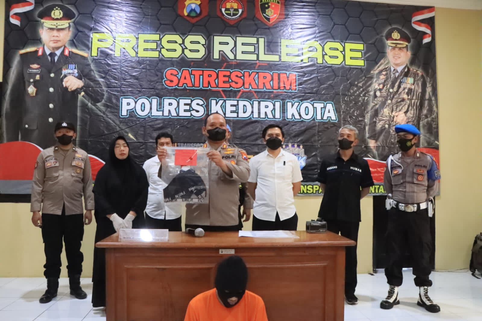 Sat Reskrim Polres Kediri Kota Polda Jatim mengamankan oknum pelatih pencak silat berinisial VCB (18) warga Kelurahan Kaliombo Kecamatan Kota Kediri