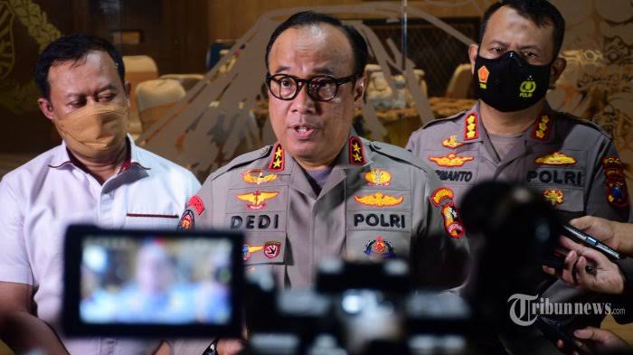Kadiv Humas Polri Irjen Dedi Prasetyo memberikan keterangan kepada awak media di Mapolres Malang, Kabupaten Malang, Senin (3/10/2022). Kapolres Malang dan 9 Komandan Brimob dicopot buntut kerusuhan di Stadion Kanjuruhan Malang, Jawa Timur.