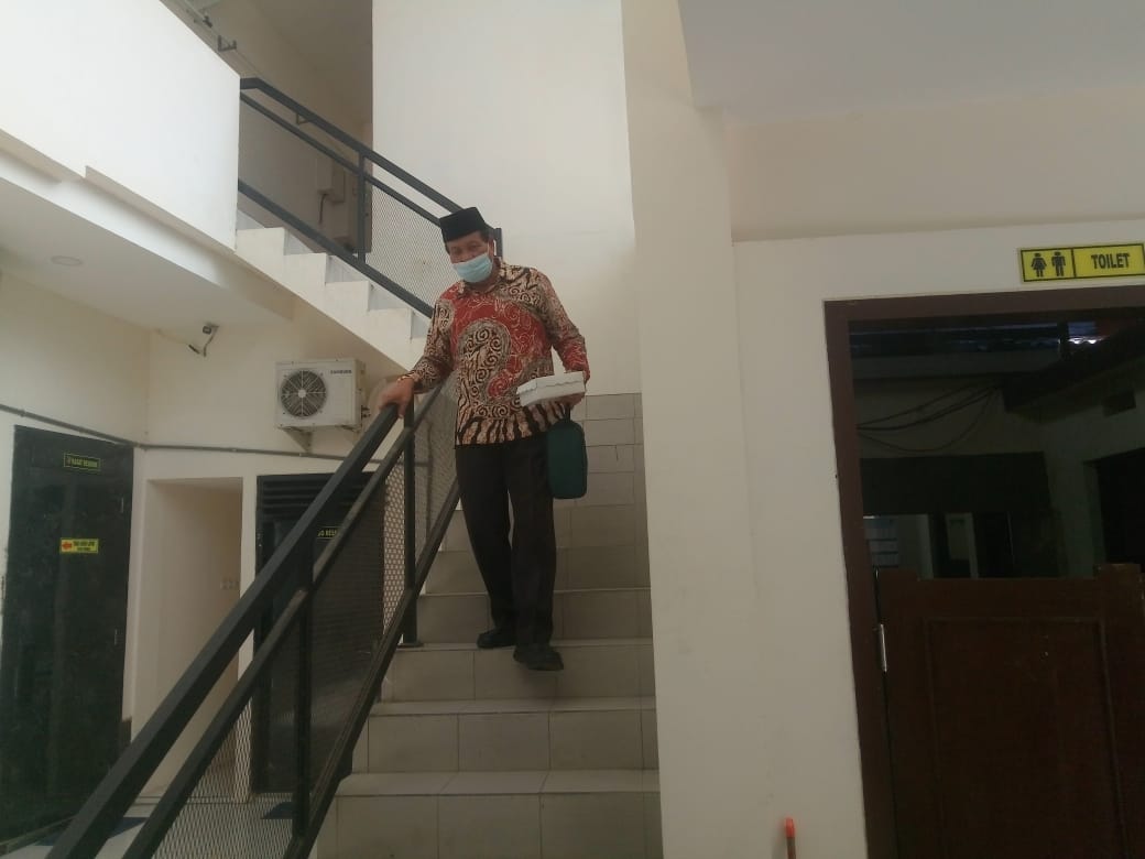 Anggota DPRD Kabupaten Tulungagung, Subani Sirap turun dari ruang pemeriksaan di Gedung Satreskrim Polres Tulungagung