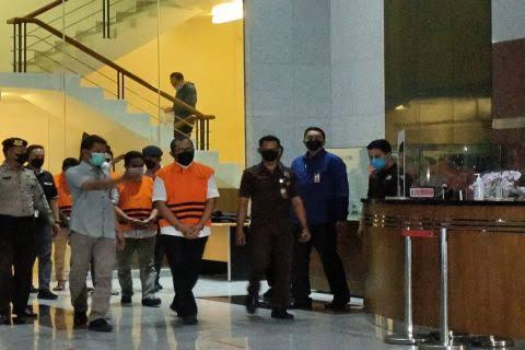Sahat Simanjuntak dan tiga tersangka lainnya dalam kasus suap hibah Pemprov Jatim