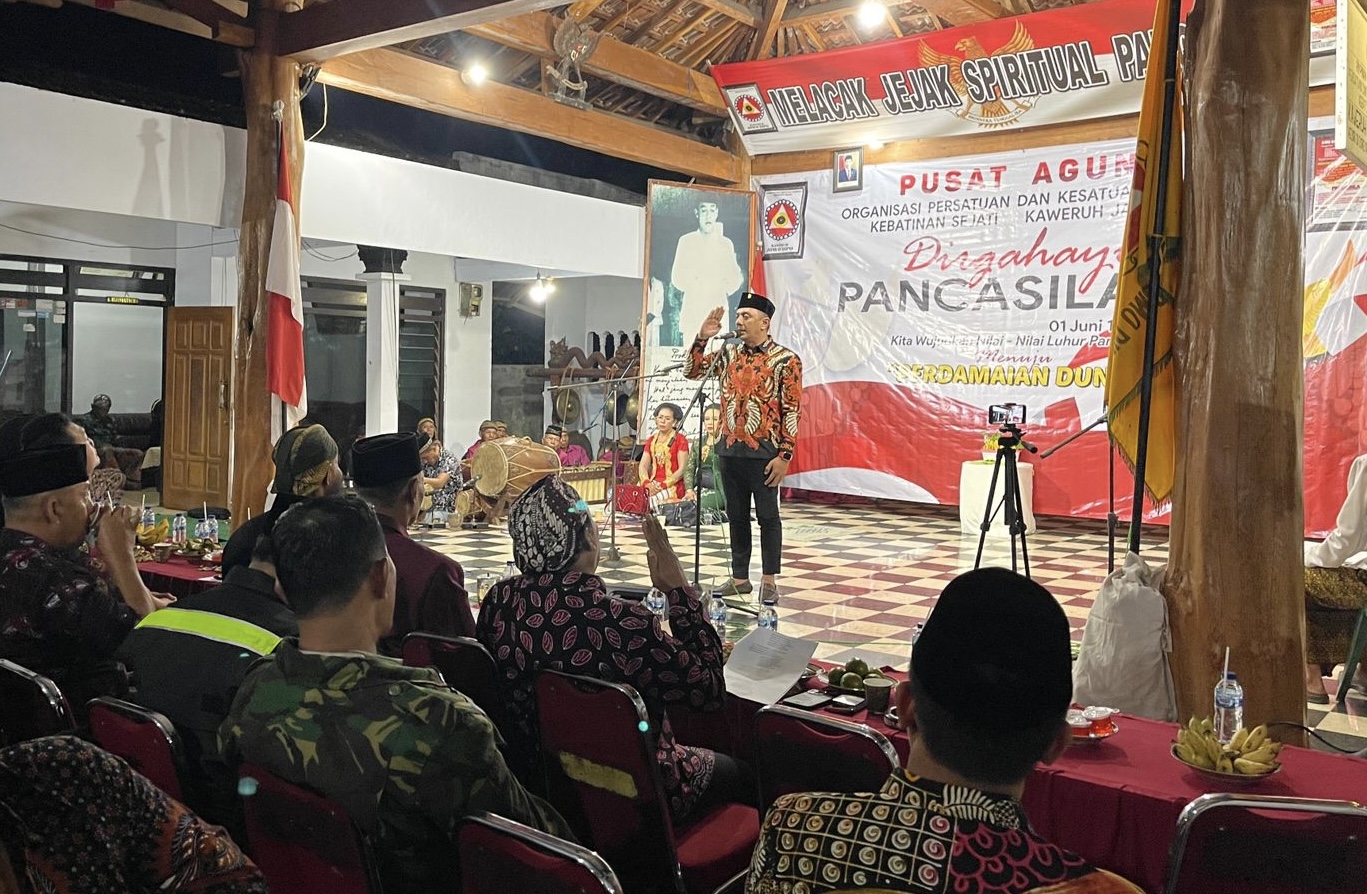 Peringatan Hari Lahir Pancasila dilaksanakan di Pusat Agung Organisasi Persatuan dan Kesatuan Nasional Kebatinan Sejati Kaweruh Jowo Dipo di Dusun Payaman, Desa Durenan, Kecamatan Durenan, Kabupaten Trenggalek, Jawa Timur.