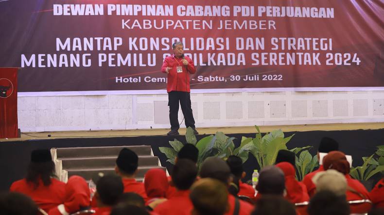 Ketua DPD PDI Perjuangan Jawa Timur Kusnadi dalam arahannya dalam Rapat DPC PDI Perjuangan Jember Diperluas
