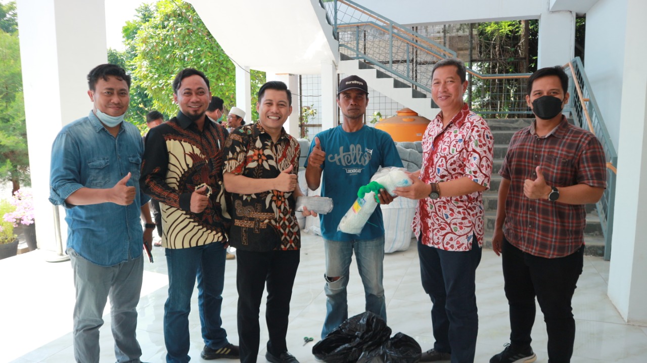 Abdul Ghoni Muklas Niam serah terima bantuan jaring melalui bantuan berjumlah 18 Paket, di Sentra Ikan Bulak, Jalan Bulak Cumpat, Jumat (4/11) pagi tadi