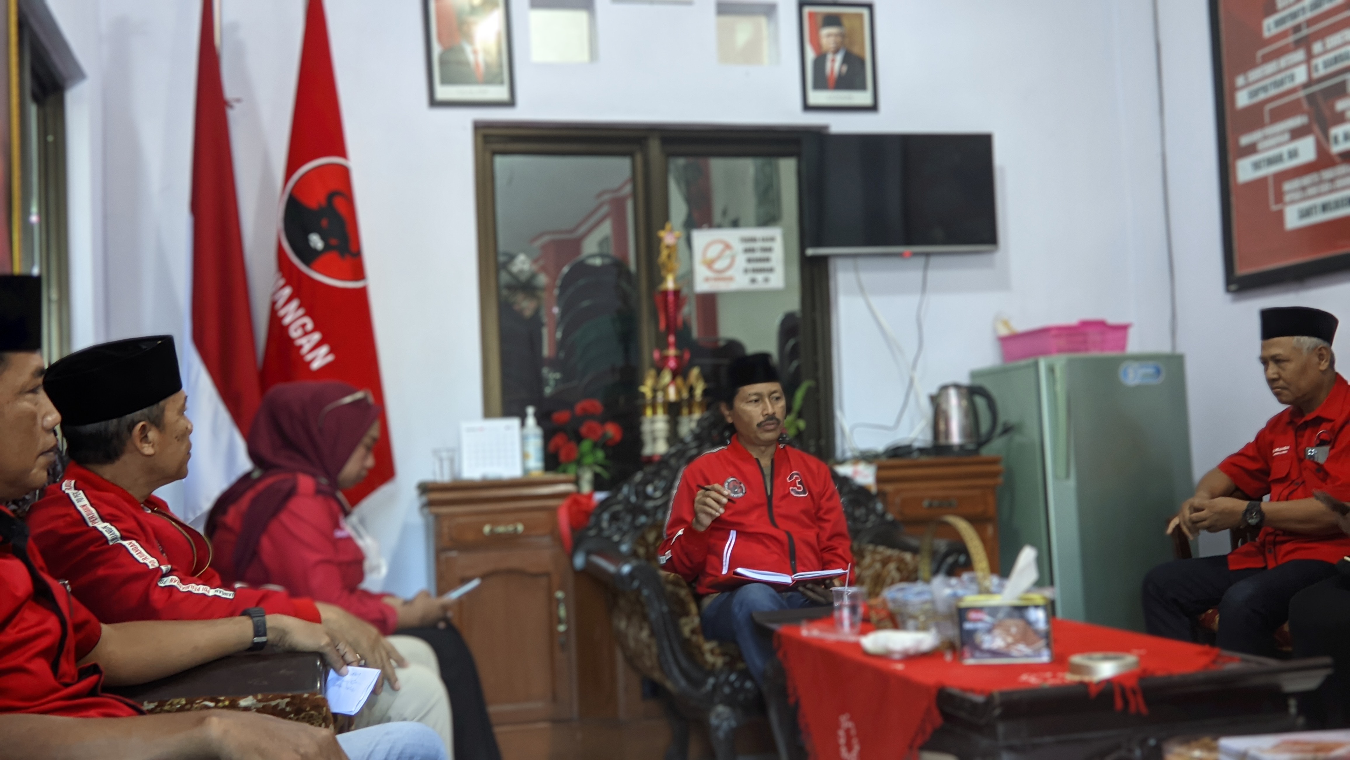 Gelar rapat, DPC PDI Perjuangan Kota Probolinggo bakal siapkan sejumlah posko untuk mengenalkan langsung Ganjar Pranowo sebagai capres kepada masyarakat