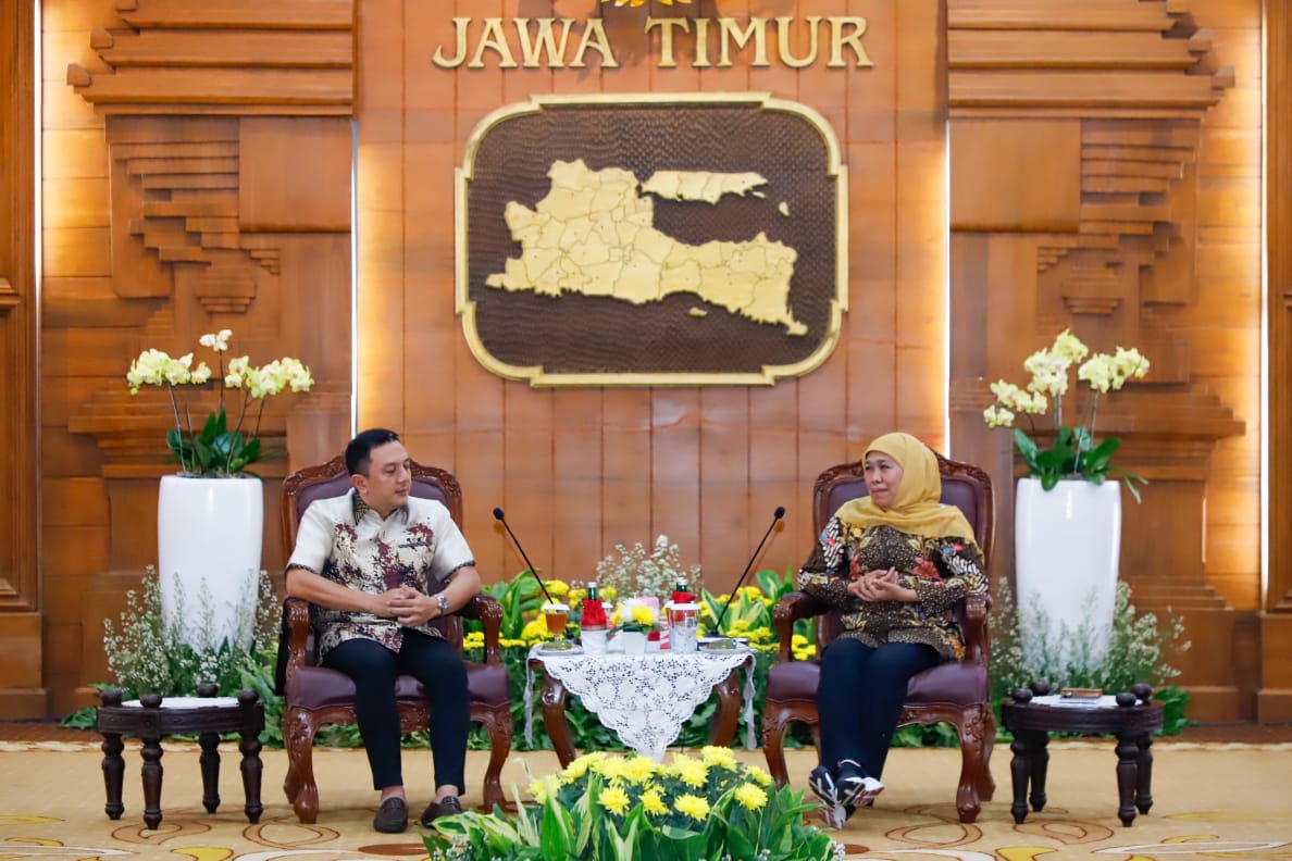 Gubernur Jatim Khofifah Indar Paranwasa (kanan) dan Ketua DPD PA GMNI Jatim Deni Wicaksono (kiri) di Gedung Negara Grahadi Surabaya Rabu Malam 7 Desember 2022.