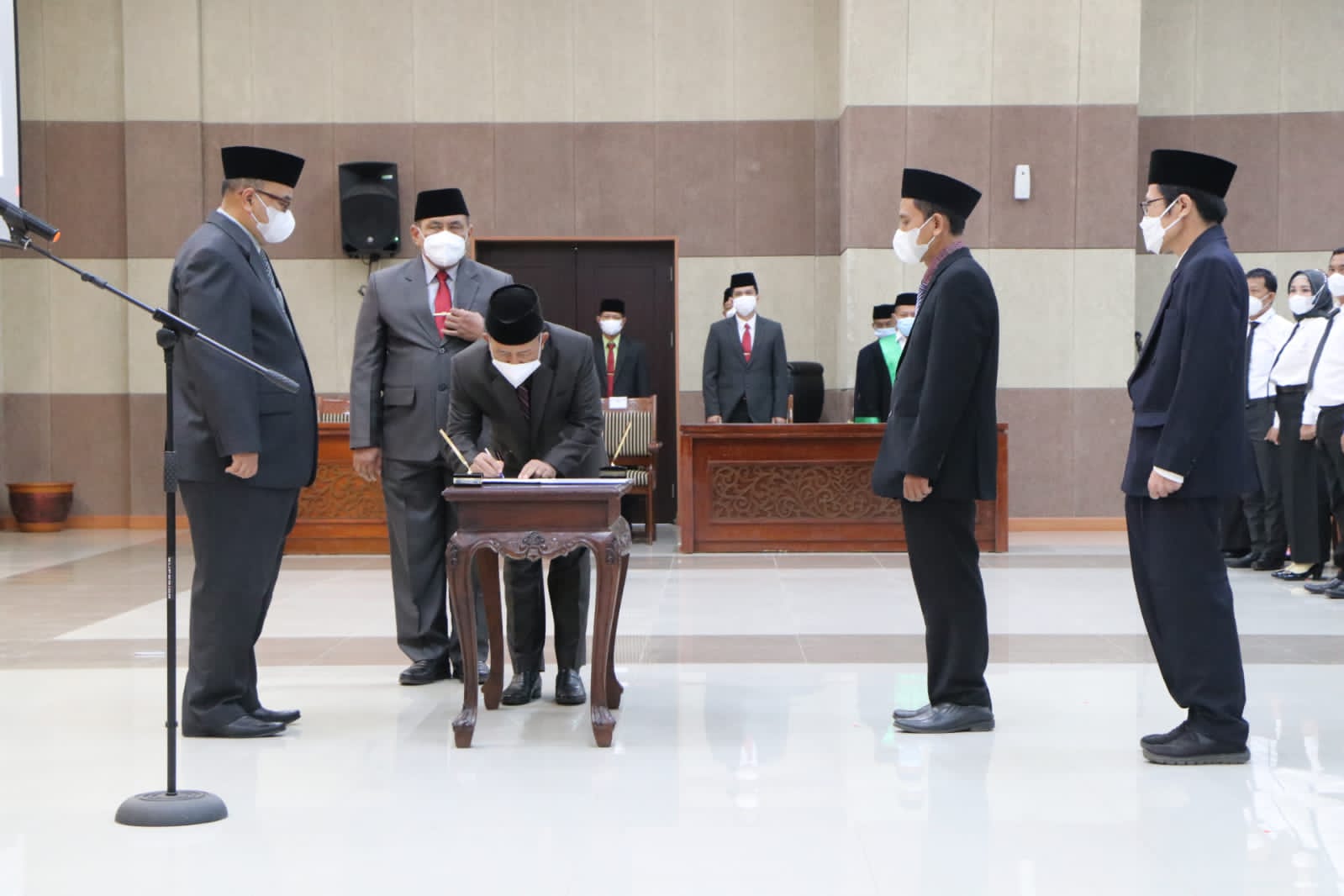 Ingatkan Sikap, Saat Plt Bupati Probolinggo Timbul Prihanjoko berikan SK P3K Senin, (30/05/2022)