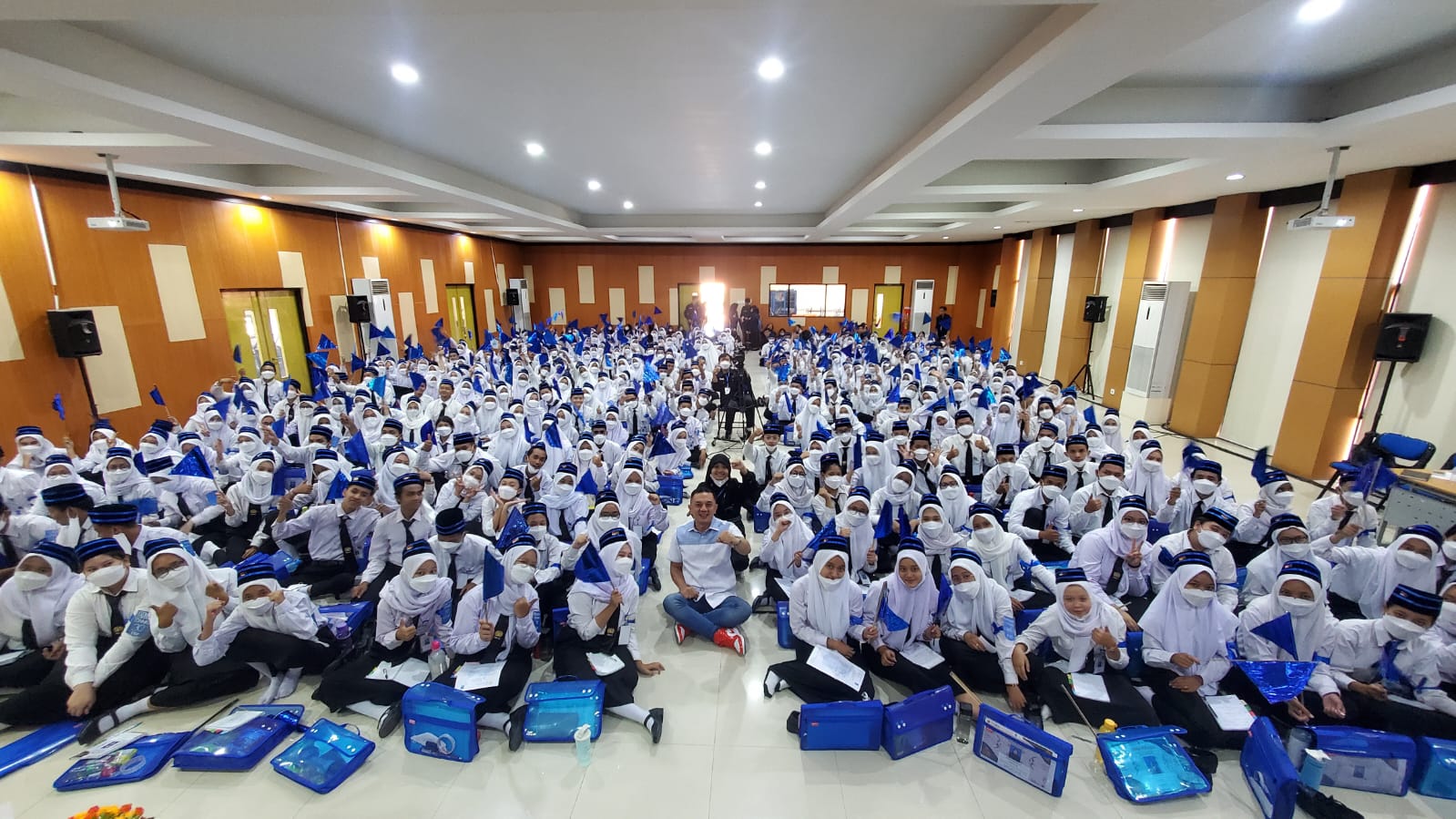 Wakil Ketu DPD PDIP Jatim yang juga Kepala Badan Pemenangan Pemilu PDIP Jatim, Deni Wicaksono bersama para mahasiswa