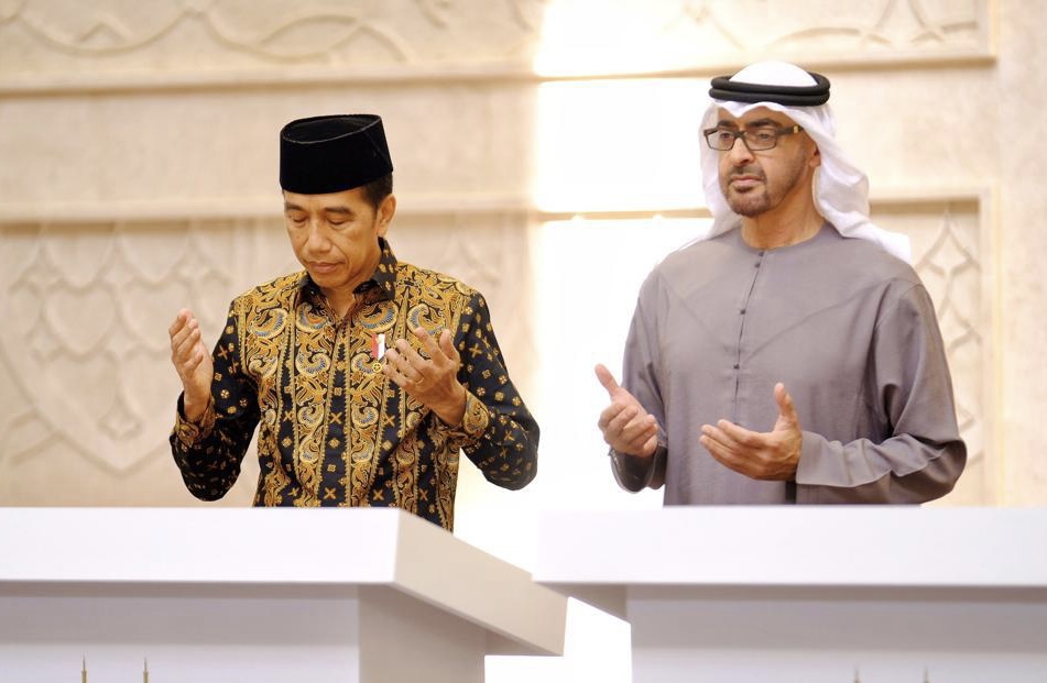 Presiden RI Joko Widodo bersama Presiden PEA Syekh Mohammed bin Zayed bin Sultan Al Nahyan saat meresmikan Masjid Raya Sheikh Zayed, Solo, Senin (14/11/2022)