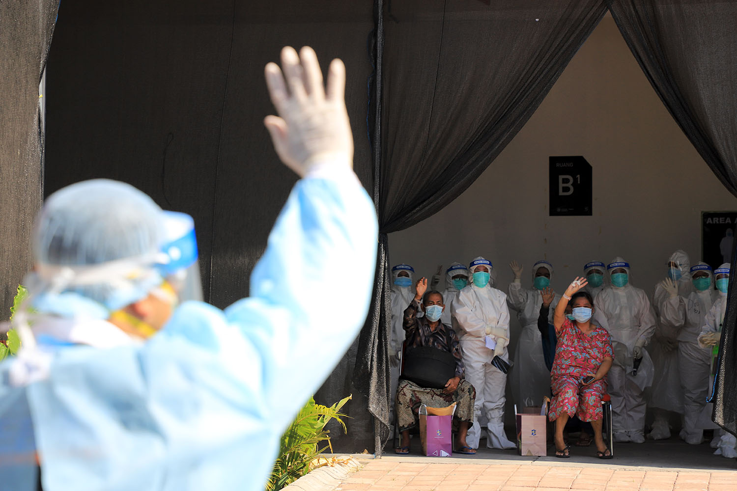 Wali Kota Surabaya, Eri Cahyadi saat menjenguk pasien isolasi di RS Lapangan Tembak