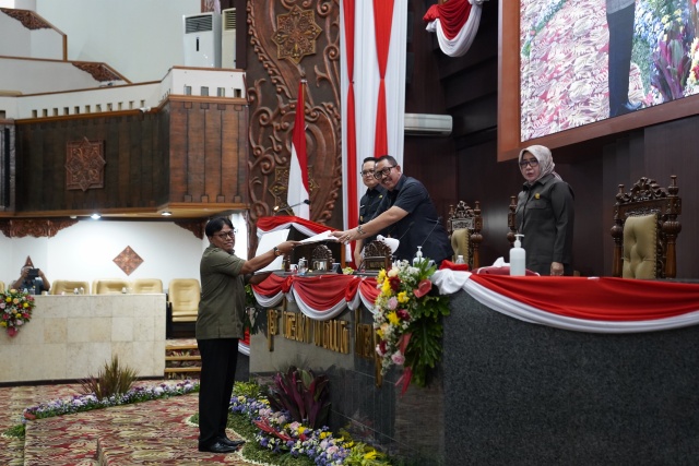 Anggota Komisi B DPRD Jatim, Agus Dono saat menyerahkan lanjutan pembahasan Hasil Industri Tembakau ke Pimpinan DPRD Jatim. (Pca)