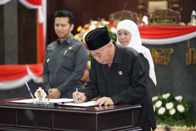 Ketua DPRD Jatim, Kusnadi bersama Gubernur Khofifah dan Wagub Emil Dardak. (Dok. Humas DPRD Jatim)