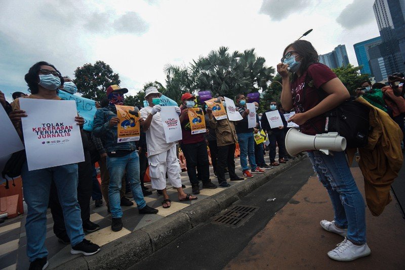 Puluhan jurnalis berasal dari berbagai organisasi di antaranya AJI Surabaya, PWI Jatim, Amsi Jatim, IJTI Jatim dan PFI di Kota Surabaya melakukan aksi demo di Jalan Gubernur Suryo, Surabaya, Jawa Timur, Senin (29/3/2021).