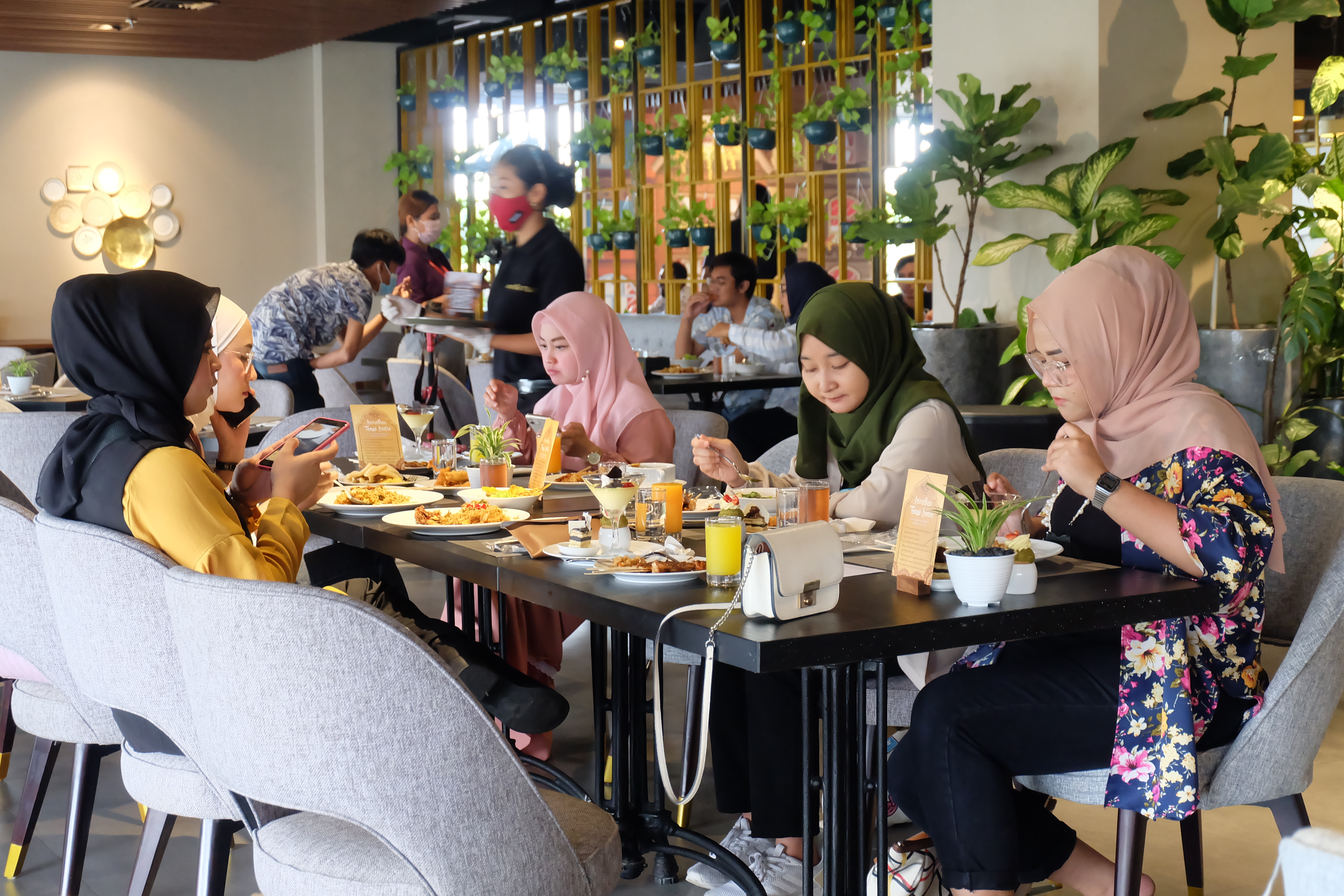 Para pengunjung saat menikmati hidangan di Royal Tulip Darmo