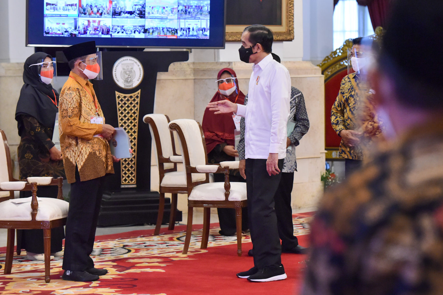 Presiden Jokowi berbincang dengan penerima sertifikat tanah, Selasa (05/01/2021) siang, dari Istana Negara, Jakarta. | Setkab.