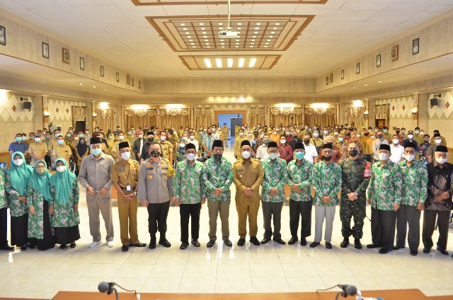 Bupati Gresik Fandi Akhmad Yani bersama Forkopimda dan Forum Kerukunan Umat Beragama (FKUB) di Kabupaten Gresik, Selasa (20/4/2021)